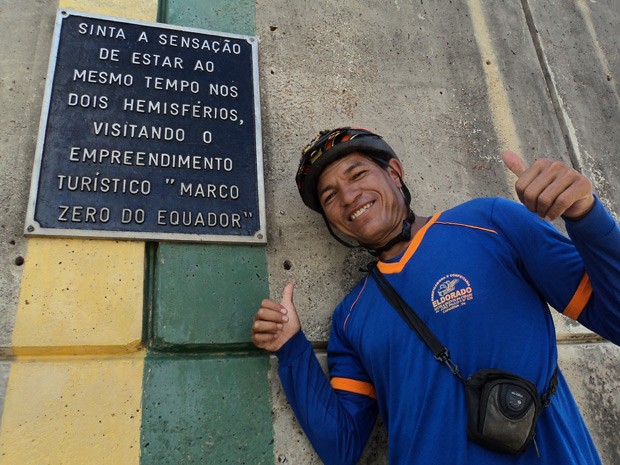 Valdeni Pinheiro faz pose e comemora o feito na Linha do Equador após circular de bicicleta por 26 capitais e pelo Distrito Federal em 230 dias (Foto: Arquivo Pessoal/Valdeni Pinheiro Alves)