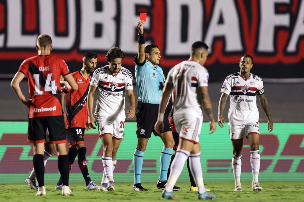 Igor Gomes leva cartão vermelho em Atlético-GO x São Paulo: começa aí a queda do time em Goiânia — Foto: EFE/Weimer Carvalho