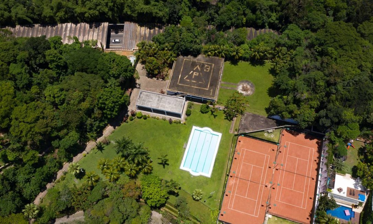 Área de lazer da casa, com piscina e heliponto: as quadras de esportes não fazem parte do imóvel — Foto: Pablo Jacob/Agência O Globo