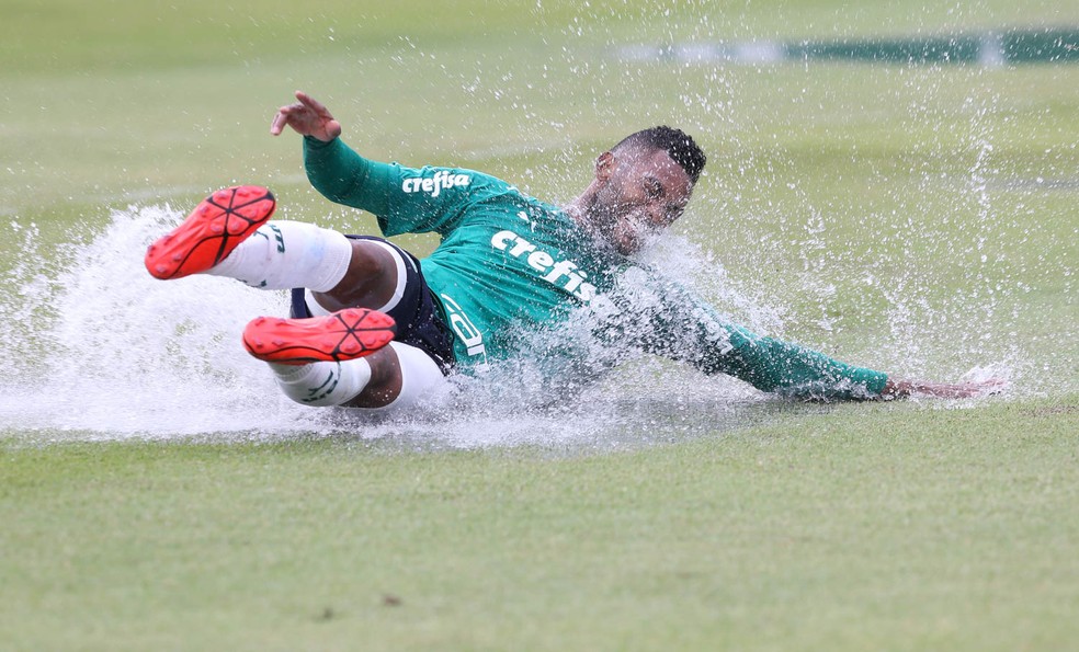 Borja dá carrinho em campo molhado na Academia de Futebol — Foto: Cesar Greco/Ag. Palmeiras