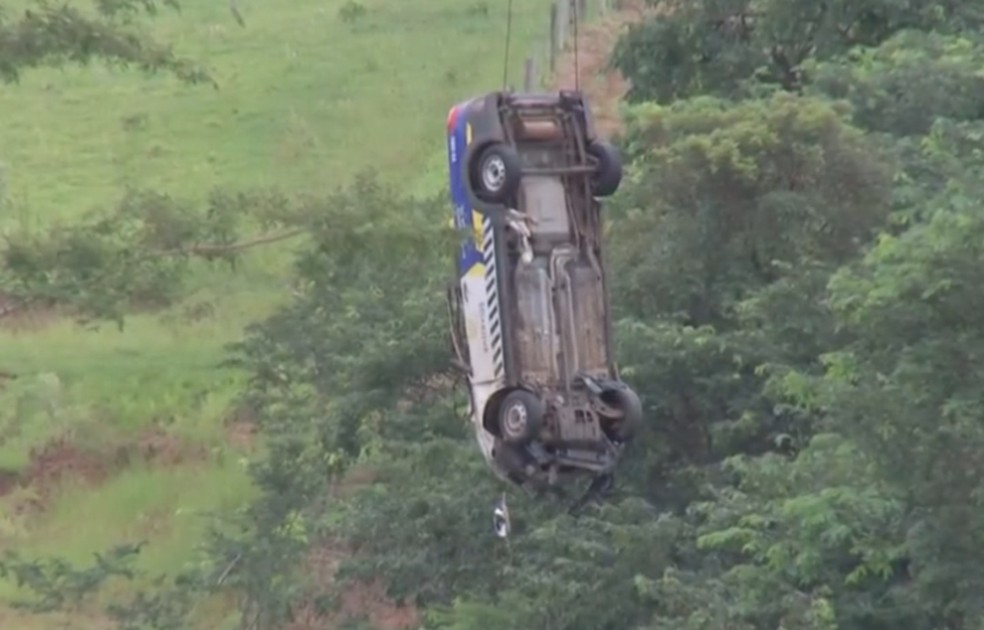 Guindaste retira carro que caiu em cratera aberta na rodovia durante tempestade em Marília — Foto: TV TEM/Reprodução