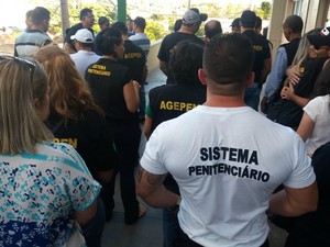 Agentes fizeram ato em solidariedade a colegas internados com suspeita de envenenamento (Foto: Ronie Cruz/G1 MS)