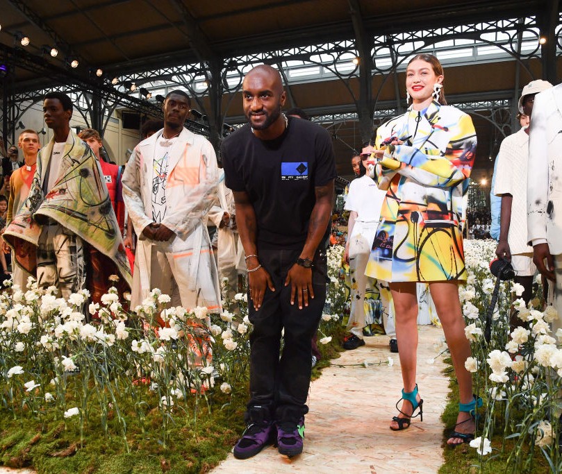PARIS, FRANCE - JUNE 19:  Virgil Abloh and Gigi Hadid greet the audience on the runway after the Off-White Menswear Spring Summer 2020 show as part of Paris Fashion Week on June 19, 2019 in Paris, France. (Photo by Stephane Cardinale - Corbis/Corbis via G (Foto: Corbis via Getty Images)