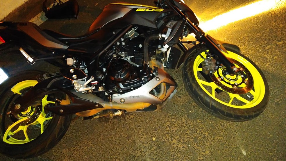 Motociclista e garupa ficam feridos após bater em canteiro central de avenida em Avaré (SP) — Foto: Divulgação/A Voz do Vale