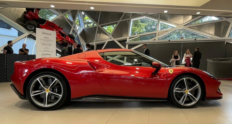 Ferrari conversível de 830 cv chega ao Brasil com preço de R$ 5 milhões