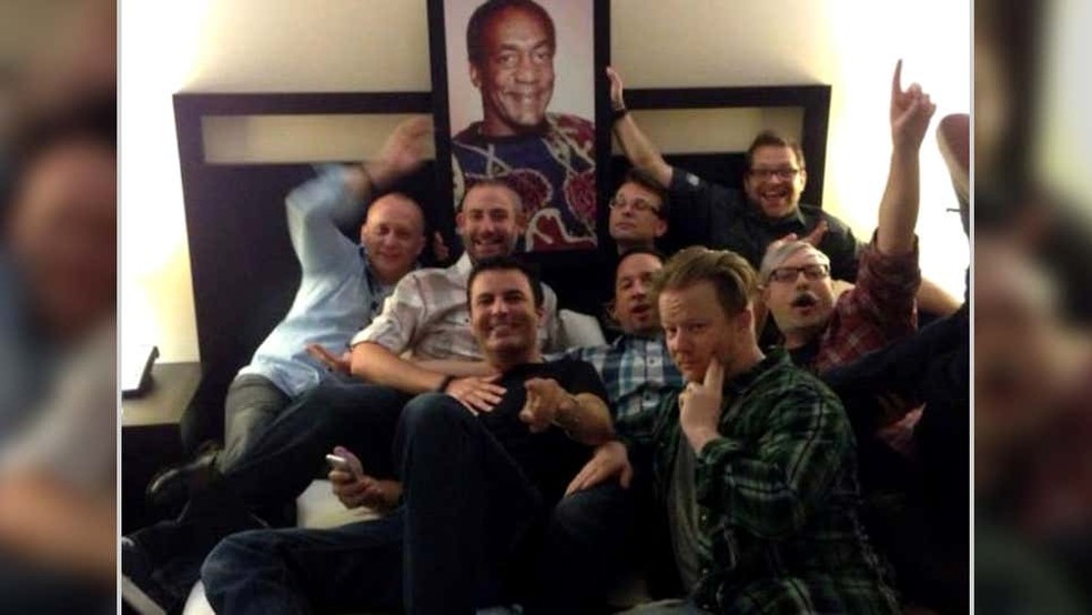 Empregados da Blizzard se amontoam ao redor de retrato de Bill Cosby, na chamada "Cosby Suite" — Foto: Kotaku