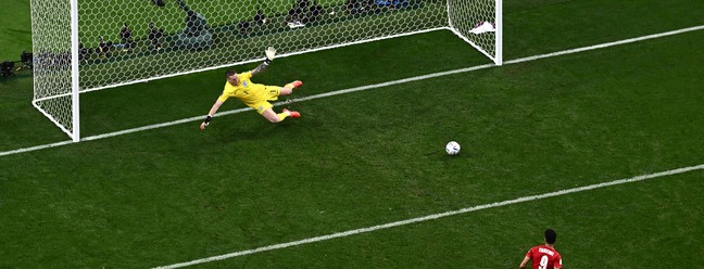 Partida termina com Mehdi Taremi marcando gol de pênalti para o Irã diminuindo para 6 a 2 a goleada da Inglaterra — Foto: JEWEL SAMAD/AFP
