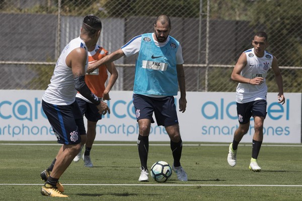 Danilo treina e acelera retorno ao Corinthians: veja plantão médico