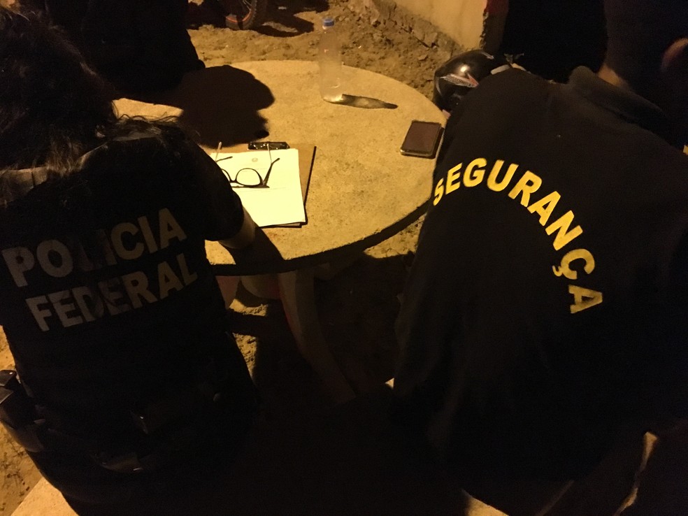 Homem que fazia segurança privada em condomínio é notificado pela PF — Foto: Ascom/PF