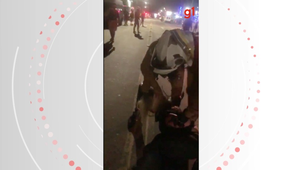 Mulher foi jogada no chão após xingar policial — Foto: Reprodução/g1