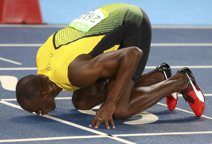 Usain Bolt beija pista do Engenhão após vencer 200m (Foto: Kai Pfaffenbach/Reuters)