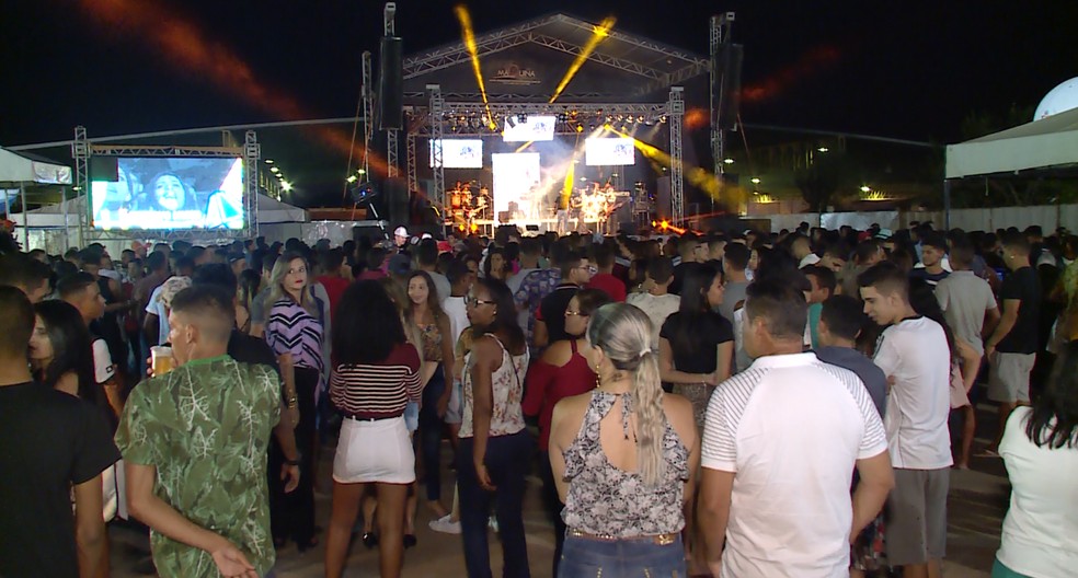 Público lotou o pátio de eventos da Cohab Massangano no primeiro dia do São João dos Bairros. — Foto: Reprodução/TV Grande Rio