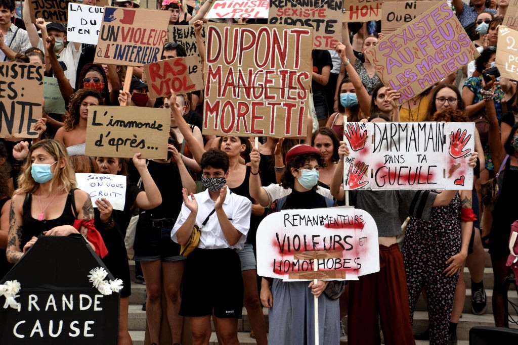Feministas protestam em Paris contra nomeação de Gérald Darmanin (Foto: Getty Images)