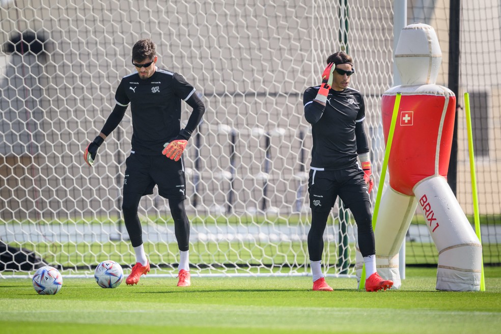 Gregory Kobel e Yann Sommer, goleiros da Suíça, treinam com óculos escuros — Foto: FABRICE COFFRINI / AFP