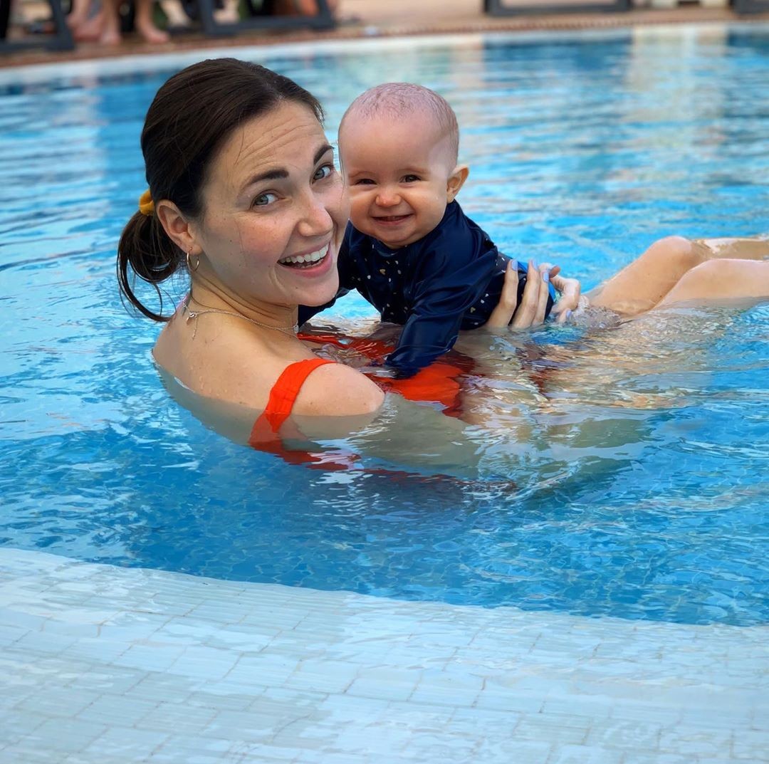 Stephanie Hannay postou foto com a filha na piscina e escreveu na legenda: "Antes da loucura começar" (Foto: Reprodução/Instagram)