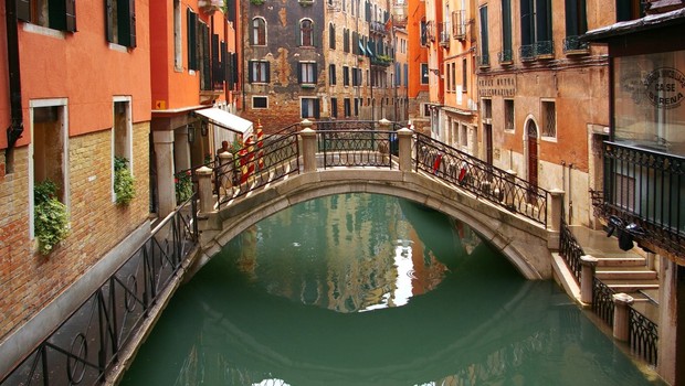 Ponte sobre um dos canais de Veneza, na Itália: a cidade luta contra o mar (Foto: Reprodução/Facebook)