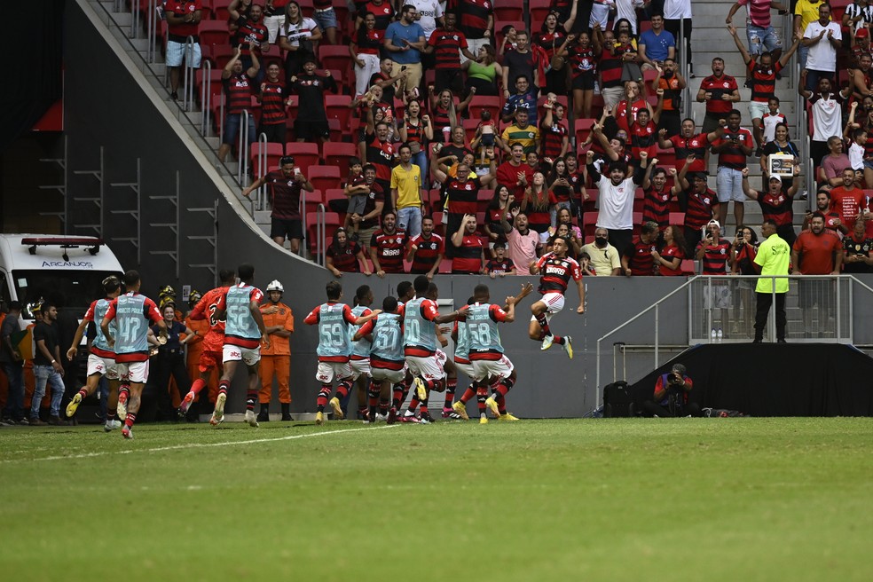  FLAMENGO X BOTAFOGO - Matheus Gon&ccedil;alves jogador do Flamengo comemora seu gol durante partida contra o Botafogo no est&aacute;dio Mane Garrincha pelo campeonato Carioca 2023. &mdash; Foto:  Foto: Mateus Bonomi/AGIF