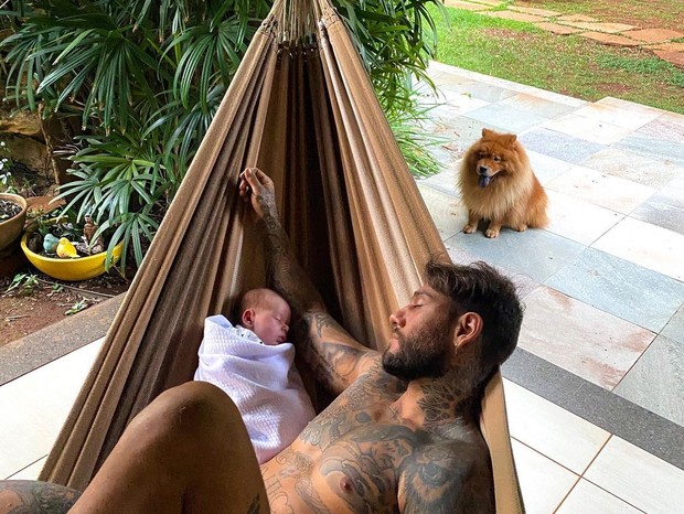 Lucas Lucco e  filho (Foto: Reprodução/Instagram)