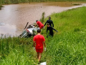 Vítima ficou presa no veículo e morreu afogada após capotar na SP-141 (Foto: Arquivo Pessoal) Vítima ficou presa no veículo e morreu afogada após capotar na SP-141 (Foto: Arquivo Pessoal)