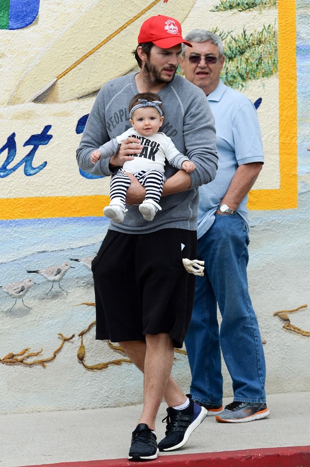Ashton Kutcher e a filha, Wyatt (Foto: AKM-GSI)