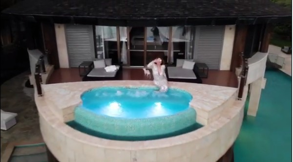 A cantora Mariah Carey com seu vestido de gala dentro da piscina do hotel no qual ficou hospedada na República Dominicana (Foto: Instagram)