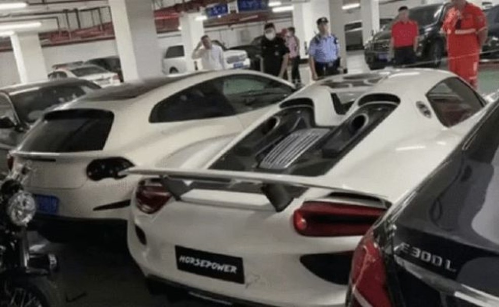 Esposa furiosa destrói Porsche de R$ 10 milhões, Ferrari, Mercedes e BMW em  discussão no estacionamento | Curiosidades | autoesporte