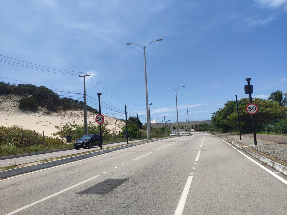 Um dos radares instalados na Via Costeira terá velocidade máxima de 50 km/h.  — Foto: Danilo Lemes