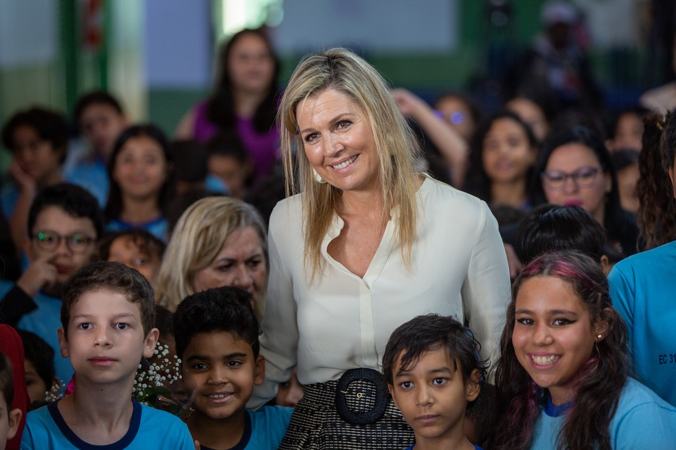 Rainha Máxima, da Holanda, em meio a crianças de escola pública no Distrito Federal — Foto: Fabio Rodrigues-Pozzebom/Agência Brasil