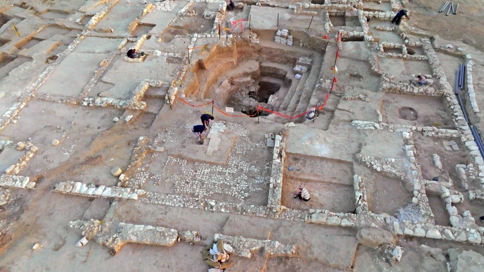 Mansão de 1,2 mil anos data do período islâmico primitivo, entre os séculos 8 e 9 d.C (Foto: Israel Antiquities Authority/Reprodução/Facebook)