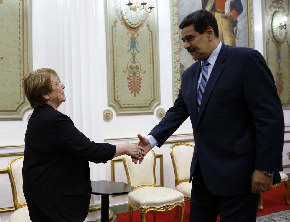 Michelle Bachelet, alta comissária da ONU para Direitos Humanos, cumprimenta Nicolás Maduro no Palácio de Miraflores, sede do governo da Venezuela — Foto: Ariana Cubillos/AP Photo