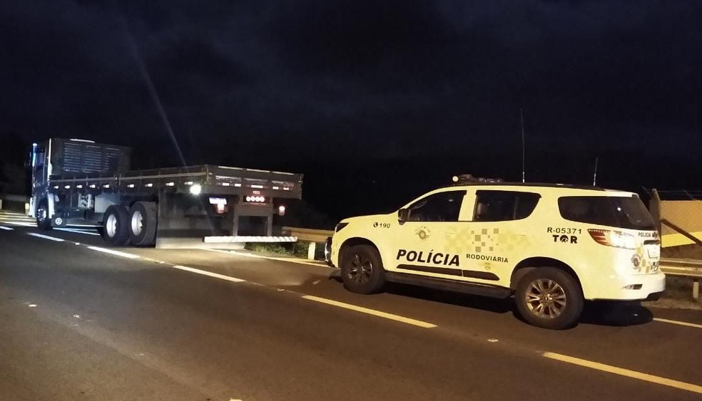 Polícia prende suspeito de receptação e recupera caminhão roubado em rodovia de Pardinho — Foto: Polícia Rodoviária/Divulgação