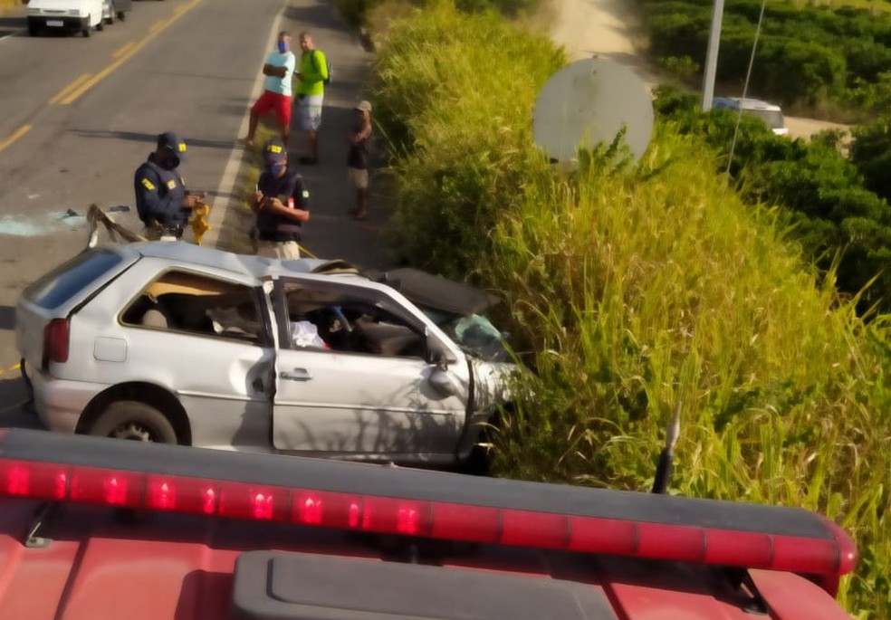 Batia entre carro e caminhão deixa duas pessoas mortas no sul da Bahia — Foto: Corpo de Bombeiros