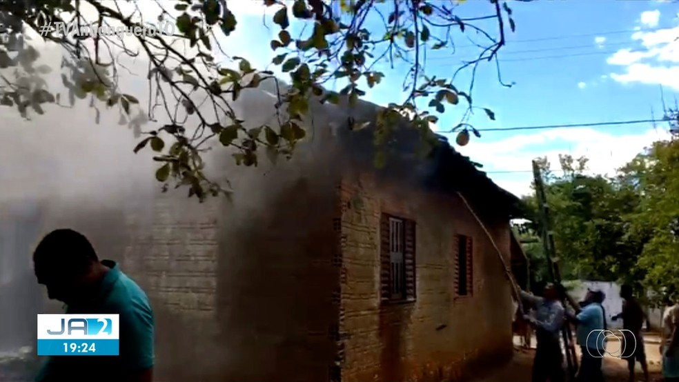 Moradores tiveram que combater o fogo após caminhão não passar em ponte — Foto: Reprodução/TV Anhanguera