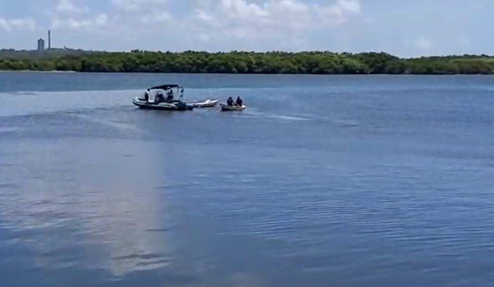Militares da Marinha ajudaram policiais civis em operação que acabou com perseguição dentro do Rio Potengi — Foto: Reprodução/Inter TV Cabugi