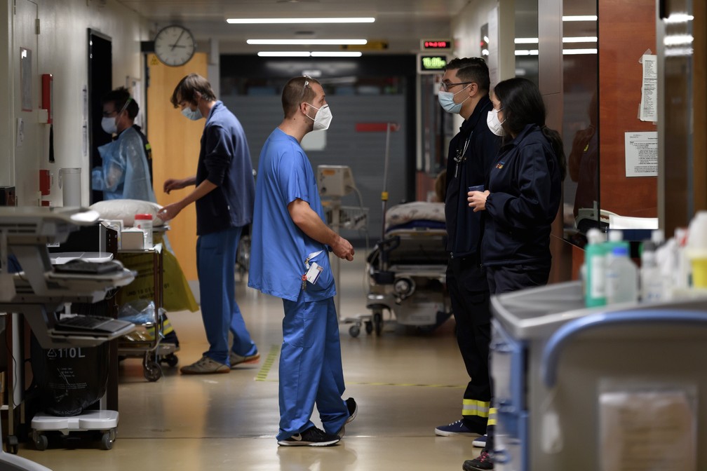 Foto mostra profissionais de saúde no pronto-socorro para pacientes com Covid-19 em um hospital em La Chaux-de-Fonds, no oeste da Suíça, na quinta-feira (5). — Foto: Fabrice Coffrini/AFP