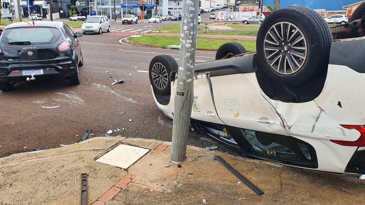 Carro da Prefeitura de Cascavel capota após batida