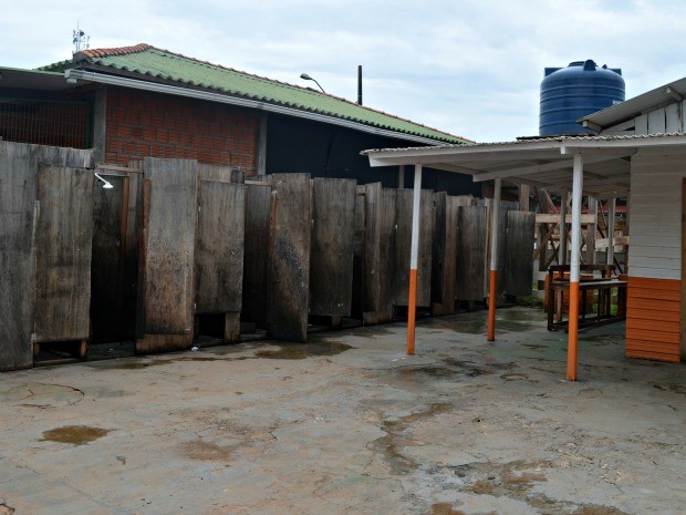 Estrutura construída para os banhos das mulheres no abrigo de Rio Branco (Foto: Caio Fulgêncio/G1)