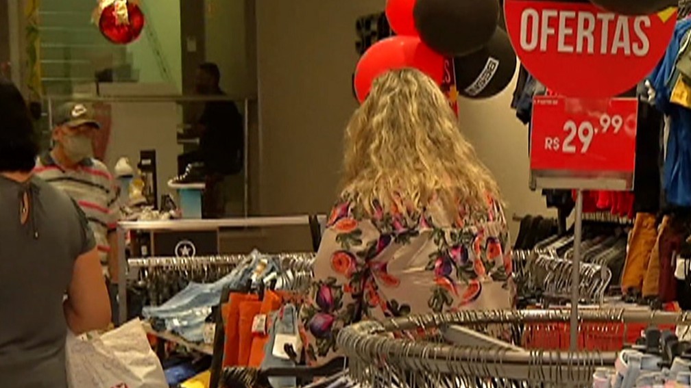 Consumidores de Mogi das Cruzes procuram ofertas nas lojas durante a Black Friday — Foto: Reprodução/ TV Diário
