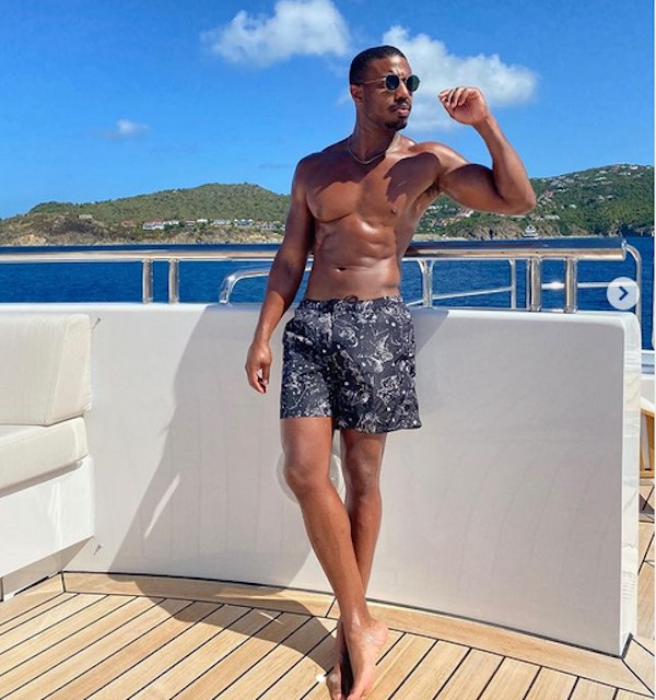 O ator Michael B. Jordan sem camisa durante viagem ao Caribe com a namorada modelo Lori Harvey (Foto: Instagram)