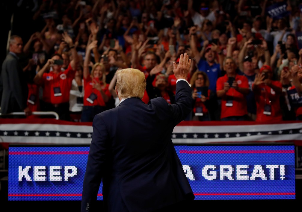 Donald Trump cumprimenta apoiadores no lançamento da campanha para reeleição em 2020 — Foto: Carlos Barria/Reuters