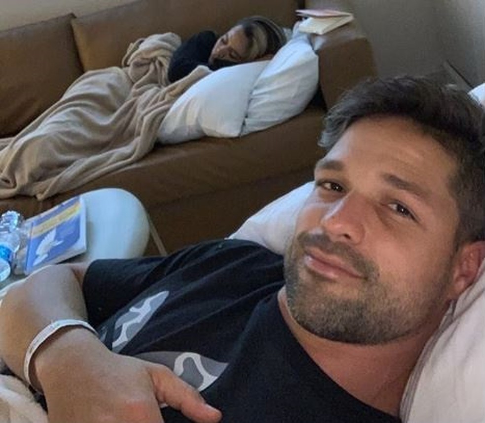 Diego posta foto em hospital após cirurgia no tornozelo — Foto: Reprodução / Instagram