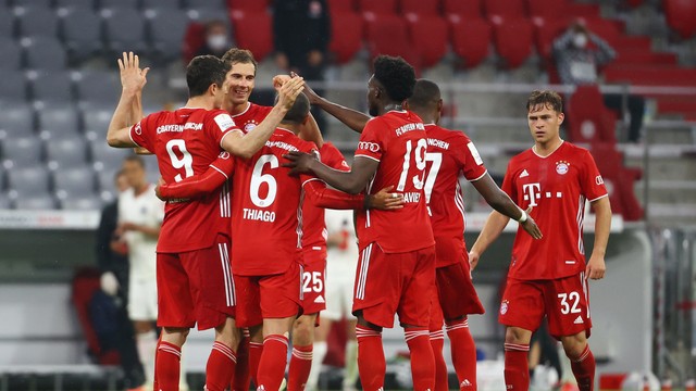 Jogadores comemoram o gol de Lewandowski contra o Eintracht
