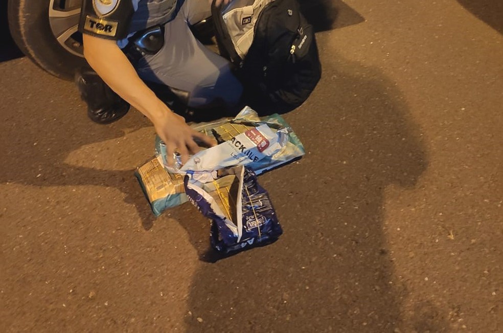 Dinheiro estava dentro de uma mochila localizada no banco do carro dirigido pelo homem de 55 anos — Foto: Polícia Rodoviária