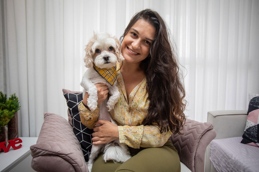 Luana Rodrigues uniu o útil ao agradável e fez do seu trabalho de cuidar de cachorros uma fonte de renda  — Foto: Fabio Tito/G1