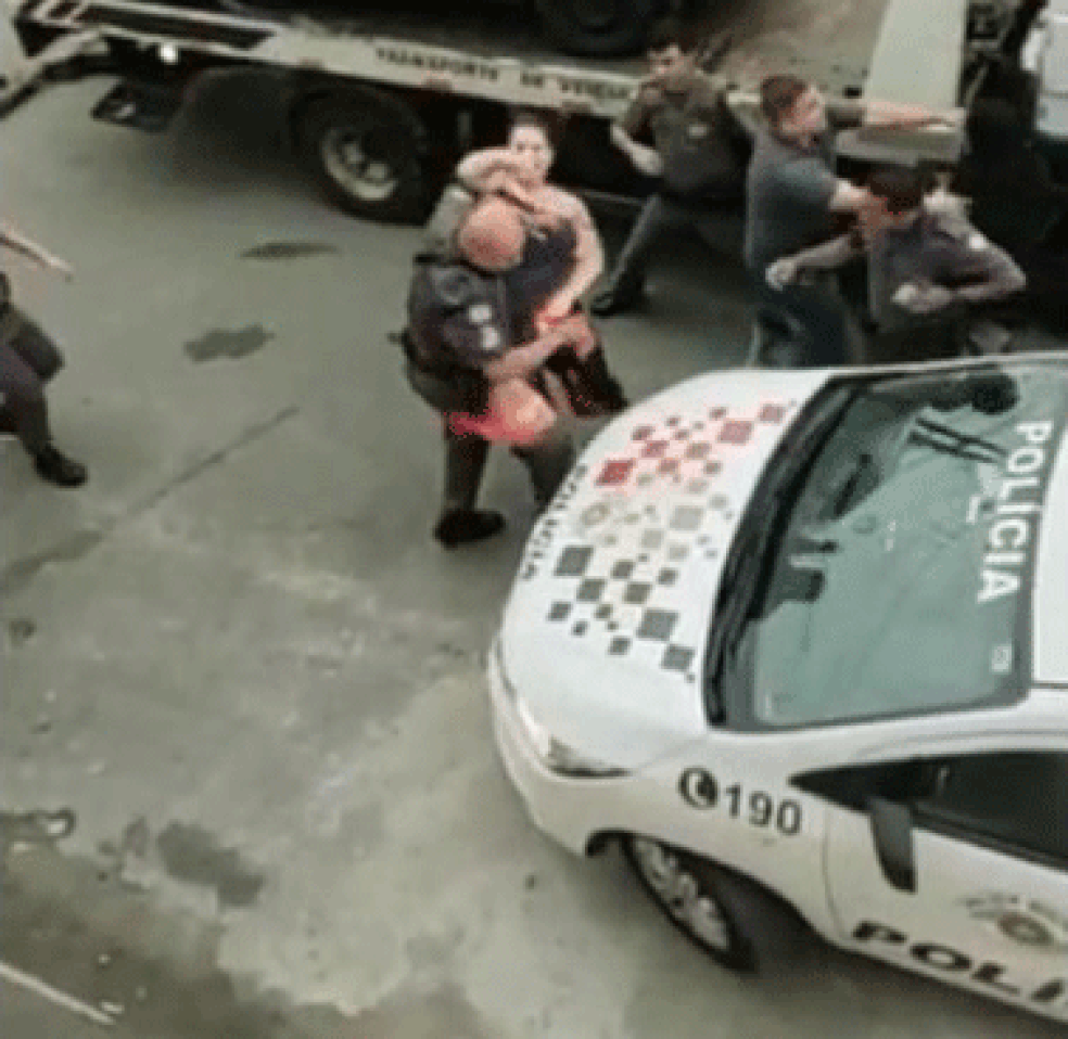 Mulher dá soco no rosto de policial, que revida com outro soco na cara dela — Foto: Reprodução/Redes sociais