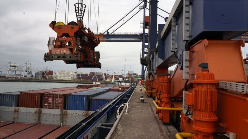Empresário diz que, por conta de ameaças, alguns funcionários do porto já pediram demissão (Foto: BBC News)