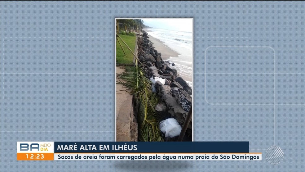 Maré alta provoca estragos em cabanas na praia de São Domingos, no sul do estado   — Foto: Reprodução/TV Santa Cruz