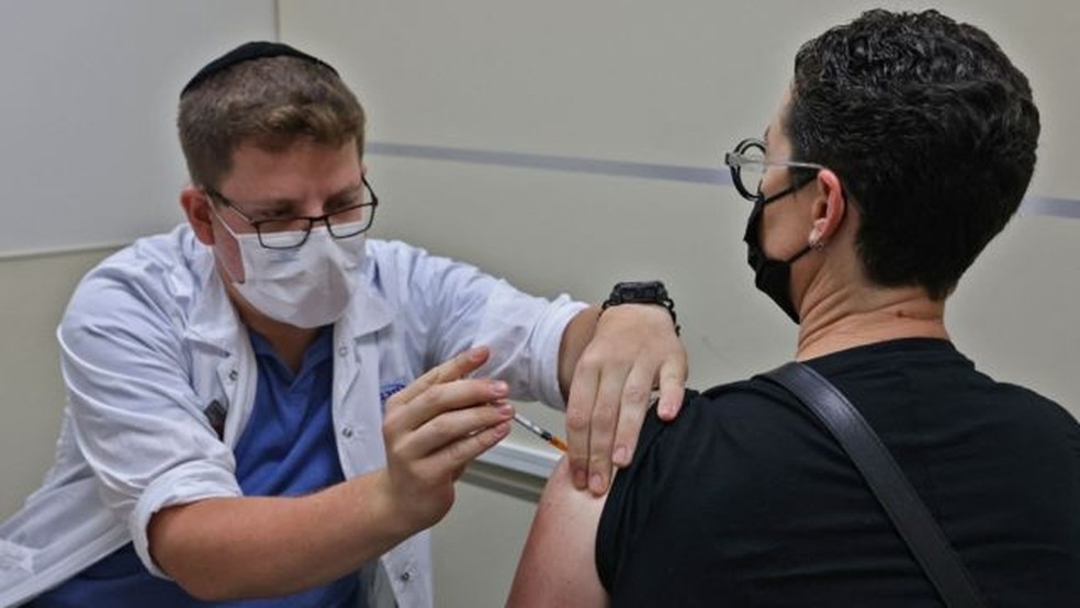 Apenas 62% da população de Israel recebeu duas doses, observa Michael Head — Foto: Getty Images