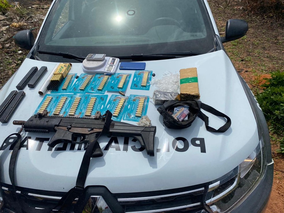 Submetralhadora, munições e drogas foram achadas por militares do 9º BPM e estavam enterradas em morro de Felipe Camarão — Foto: Divulgação
