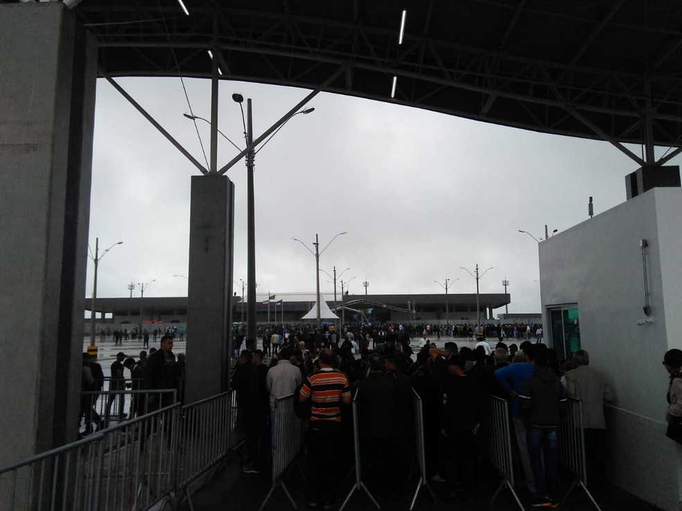 Público chega à área externa do aeroporto de Vitória da Conquista, antes de evento com Bolsonaro — Foto: Edson Nunes/TV Sudoeste
